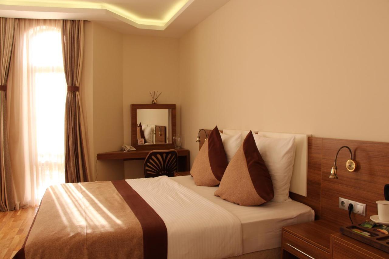 Leon Boutique Hotel Sukhumi Eksteriør bilde